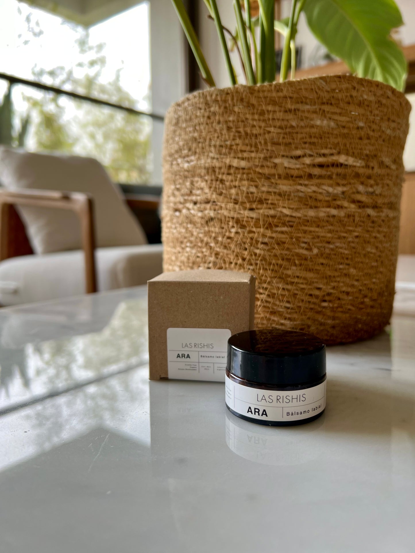 Bálsamo labial: Cuida labios con manteca de cacao, aceite de almendras, cera vegetal. Hidrata, suaviza, crea barrera protectora.