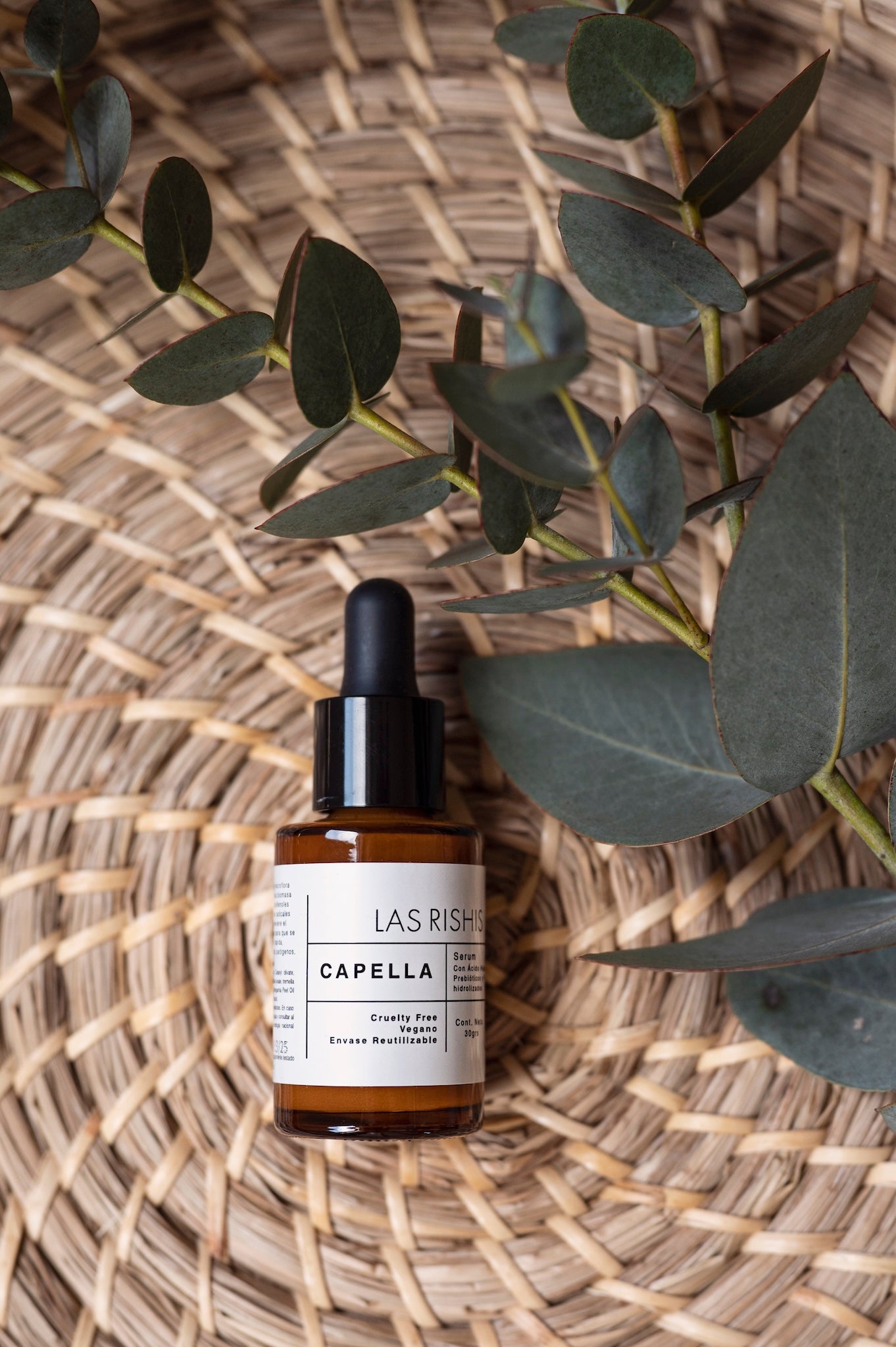 Serum Capella: Repara daño solar, previene envejecimiento, activa regeneración de la flora cutánea. Contiene prebióticos, probióticos, ácido hialurónico y antioxidantes de Extracto de Uva para equilibrar, hidratar y proteger la piel.