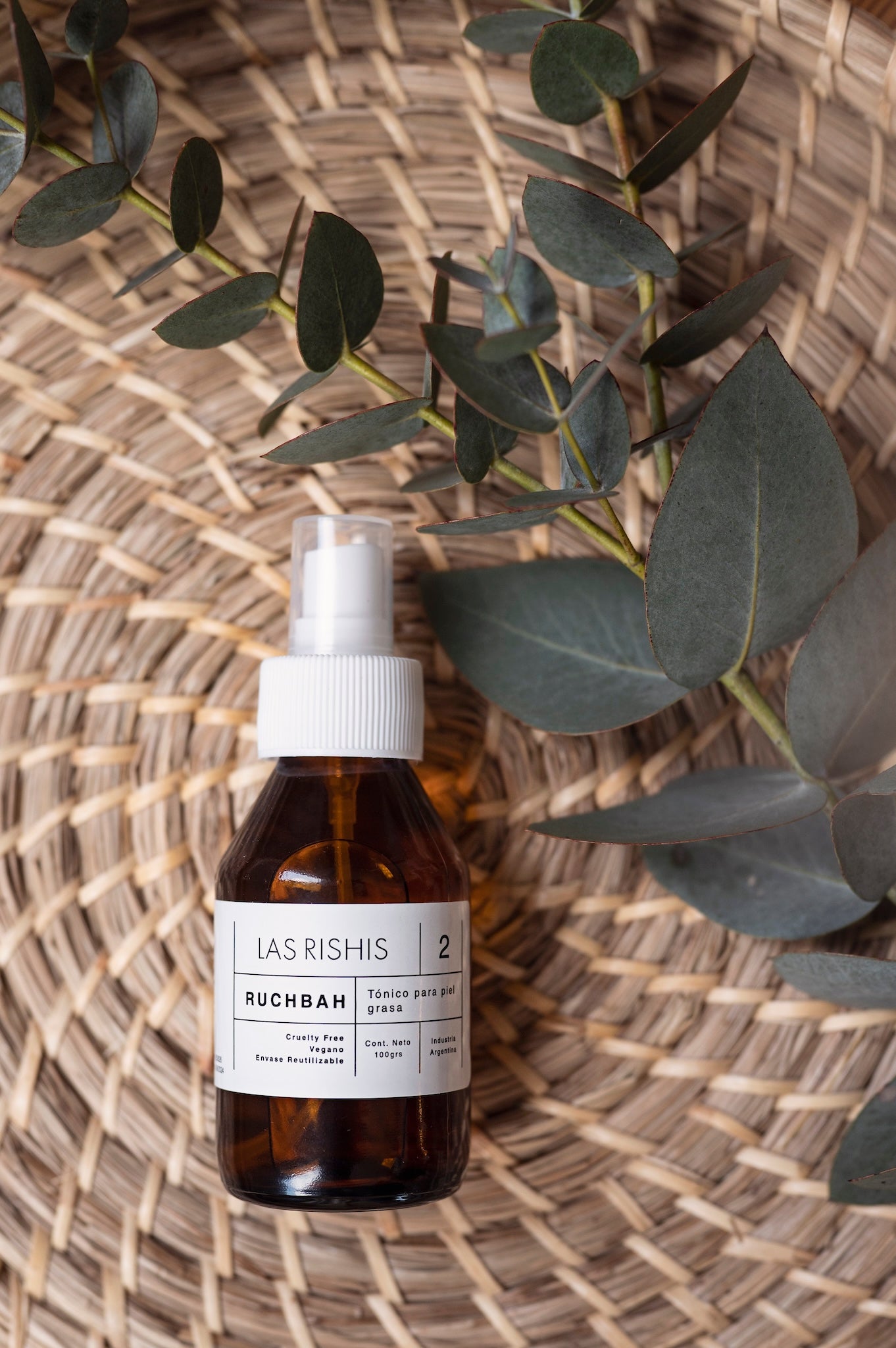 Tónico Ruchbah para piel grasa: Blend aromático con ingredientes vegetales activos. Experiencia sensorial agradable con beneficios astringentes e hidratantes.