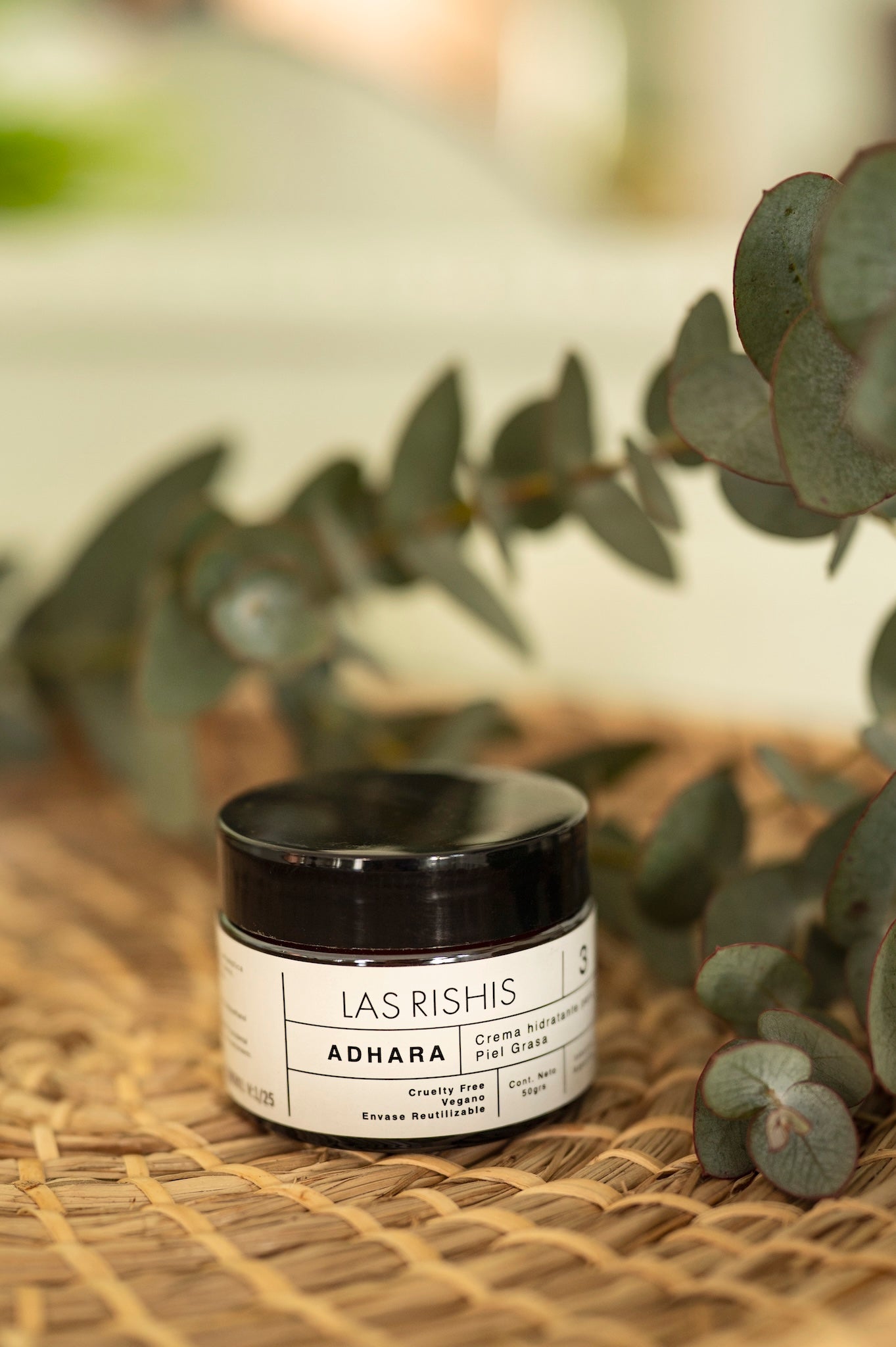 Crema facial Adhara para piel grasa: Hidratación anti-polución, no deja piel grasosa. Astringente, antiséptica, tonificante. Equilibra sebo, poros. Fragancia exótica